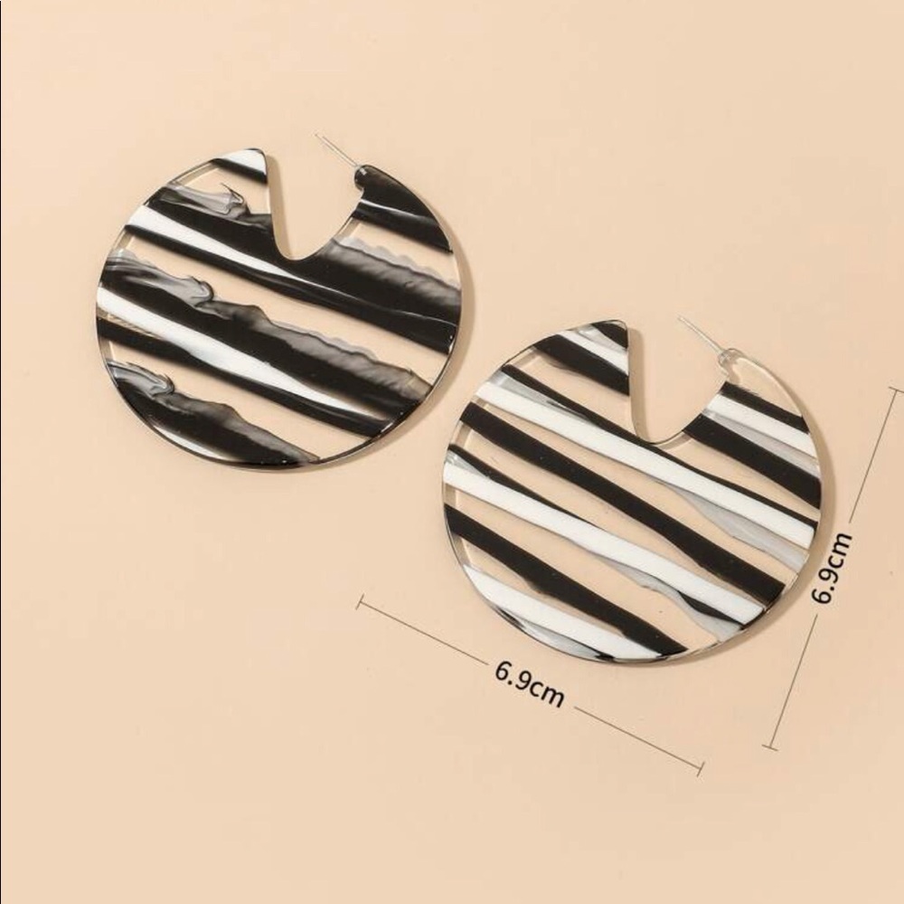 - Beautiful Large Mono chrome colored earrings - Picture 5 of 6